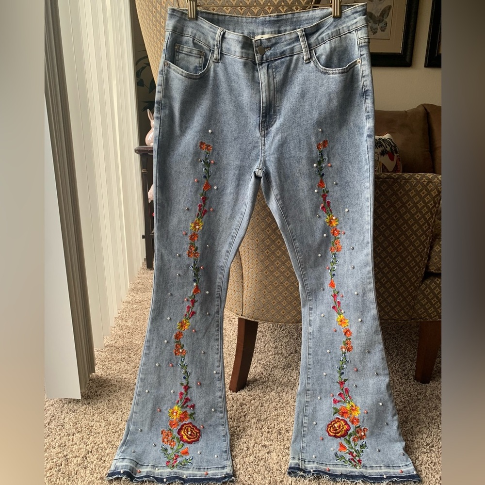 Helen’s Heart Flower Embroidered Pearl Studded Boot Cut Med Rise Jeans NewNoTags